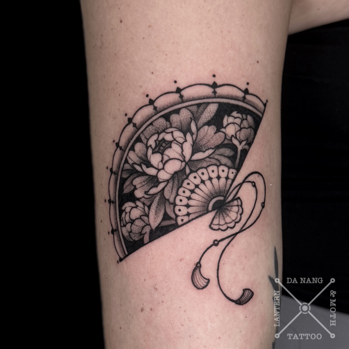 Black-traditional-fan-design-Da-Nang-Tattoo-studio