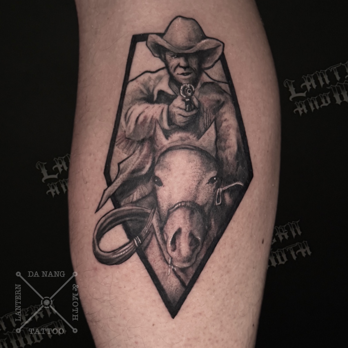 Blackwork-tattoo-Da-Nang-Vietnam