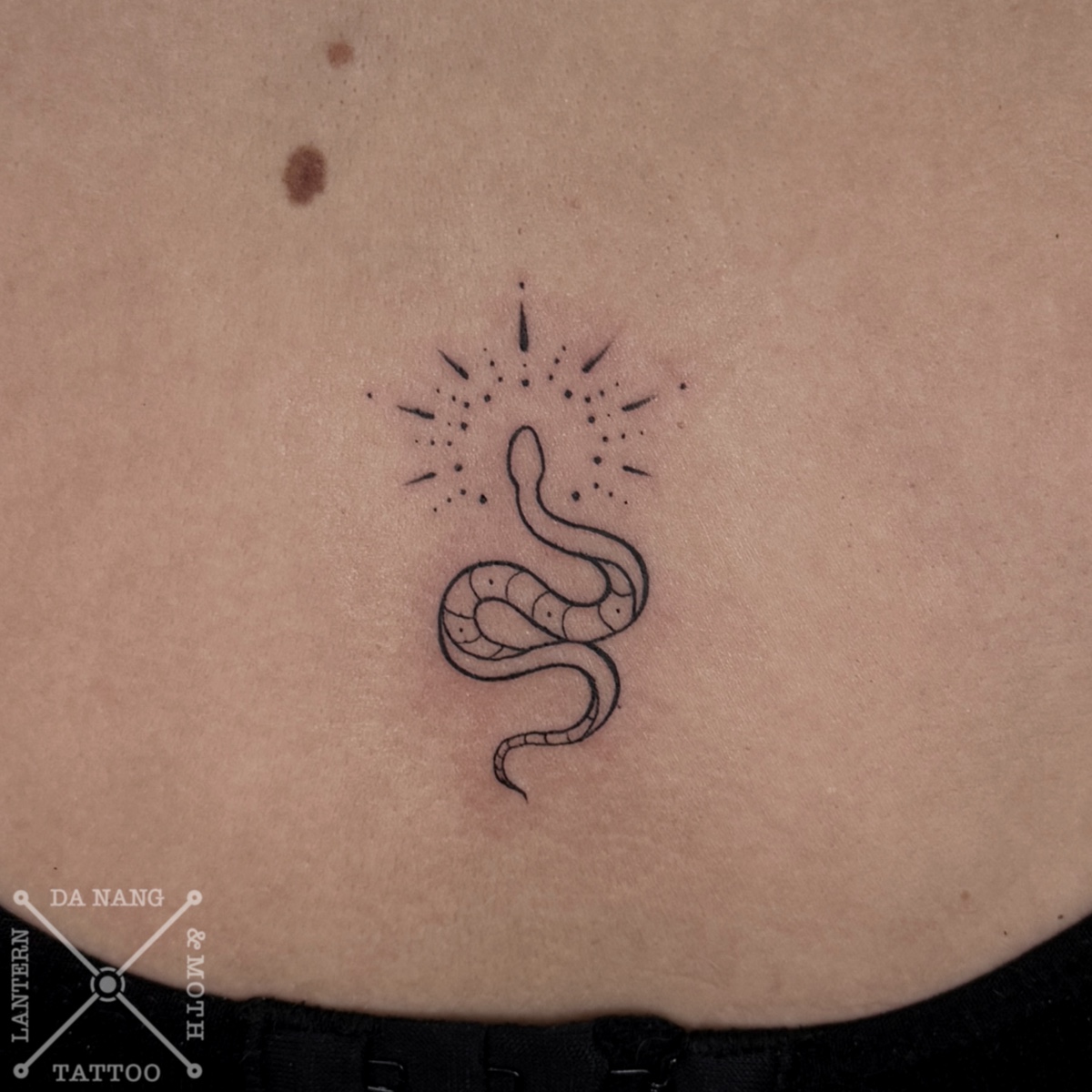 Mini-snake-design-Danang-tattoo-artist