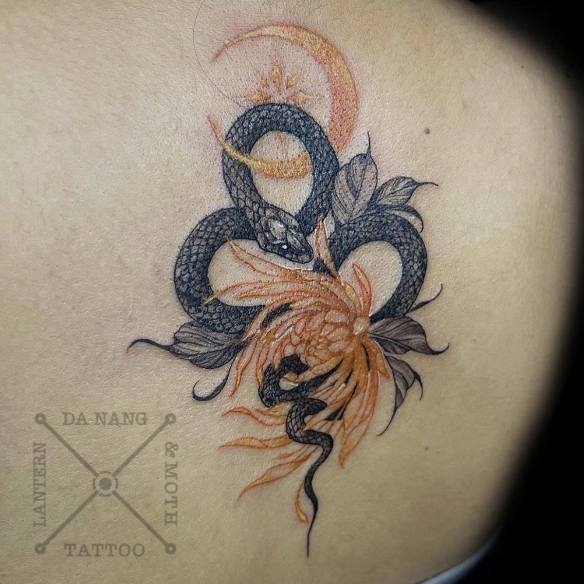 Snake-and-Flower-design-Danang-tattoo-shop_2