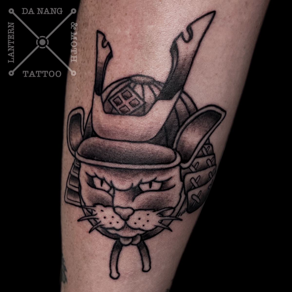 Western-Traditional-Style-Samurai-Cat-by-Da-Nang-Traditional-Tattoo-Artist