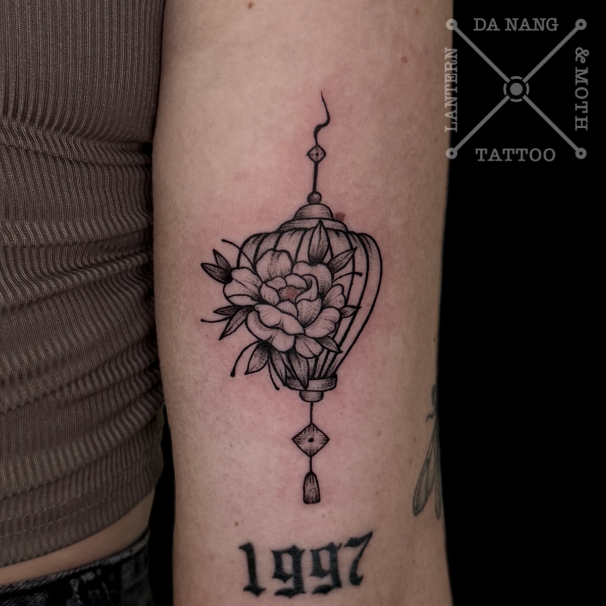 Black-Lantern-Tattoo-by-Da-Nang-Tattoo-Artist