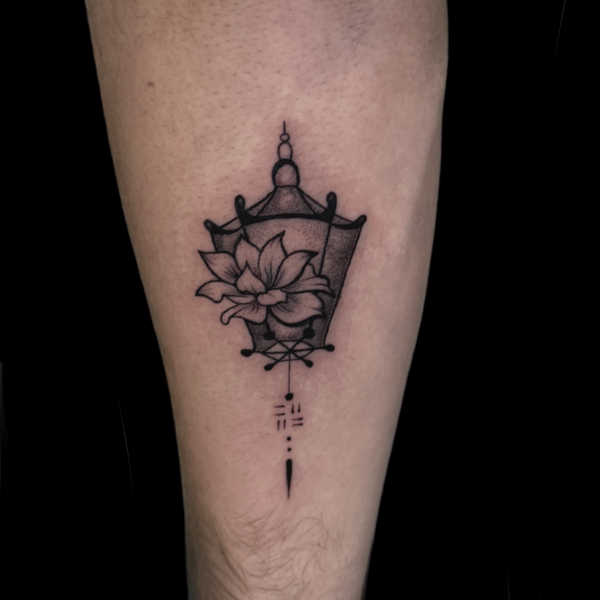 Black-Work-Lantern-by-Da-Nang-Tattoo-Artist