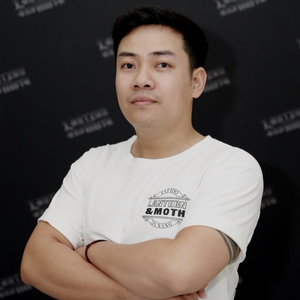 Resident-artist-at-Lantern-and-Moth-Tattoo-Da-Nang-Vietnam