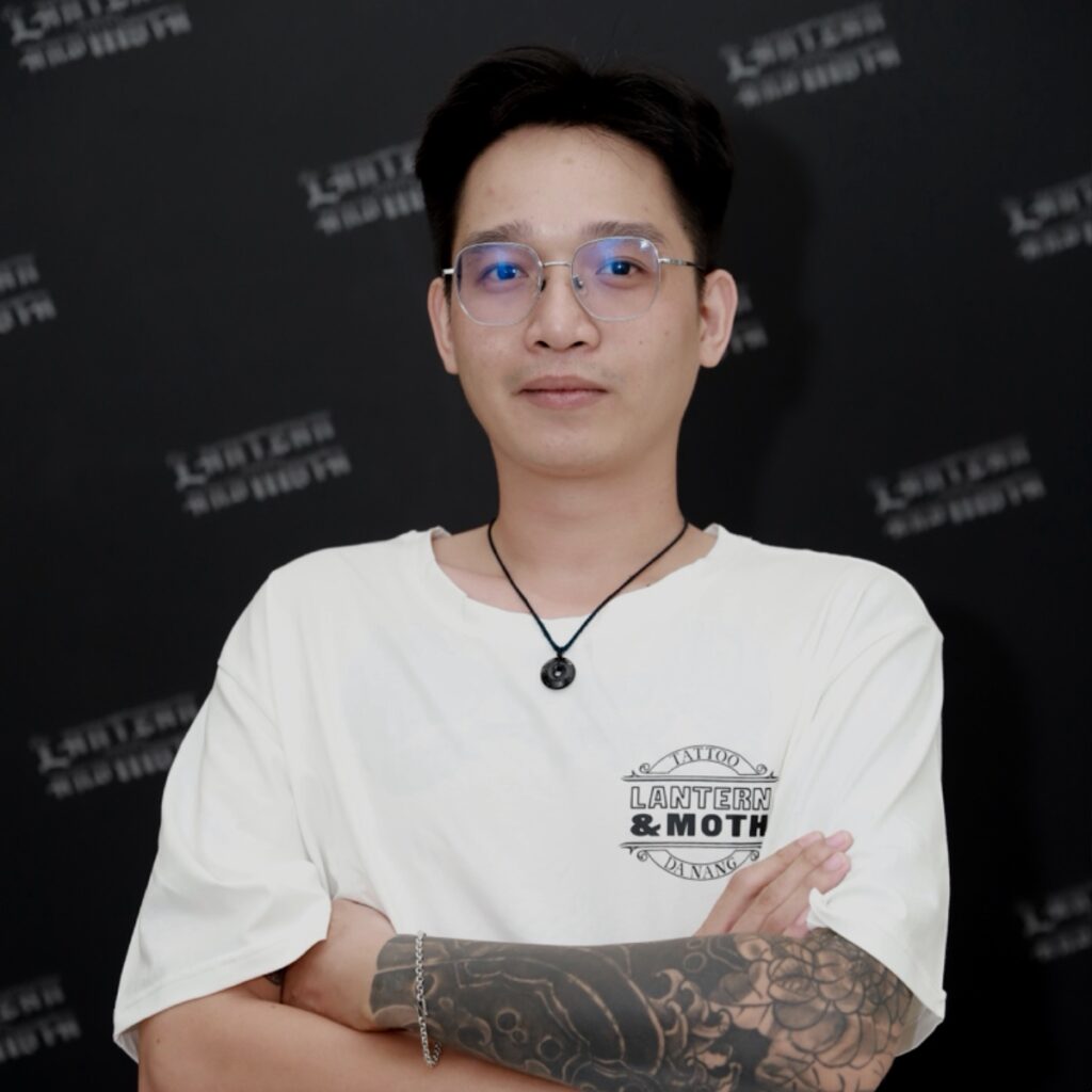 Resident-artist-at-Lantern-and-Moth-Tattoo-Da-Nang-Vietnam