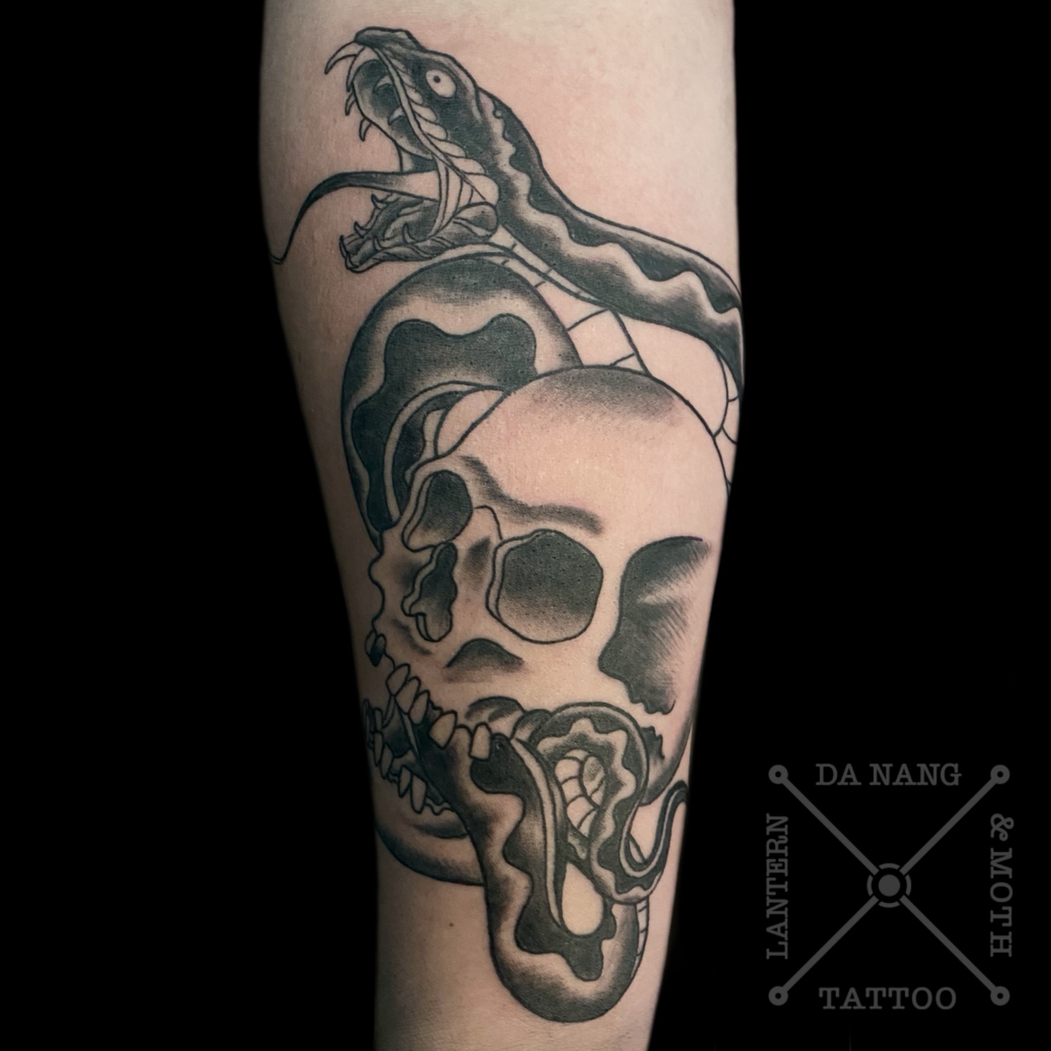 Trad_skull_and_snake_tattoos
