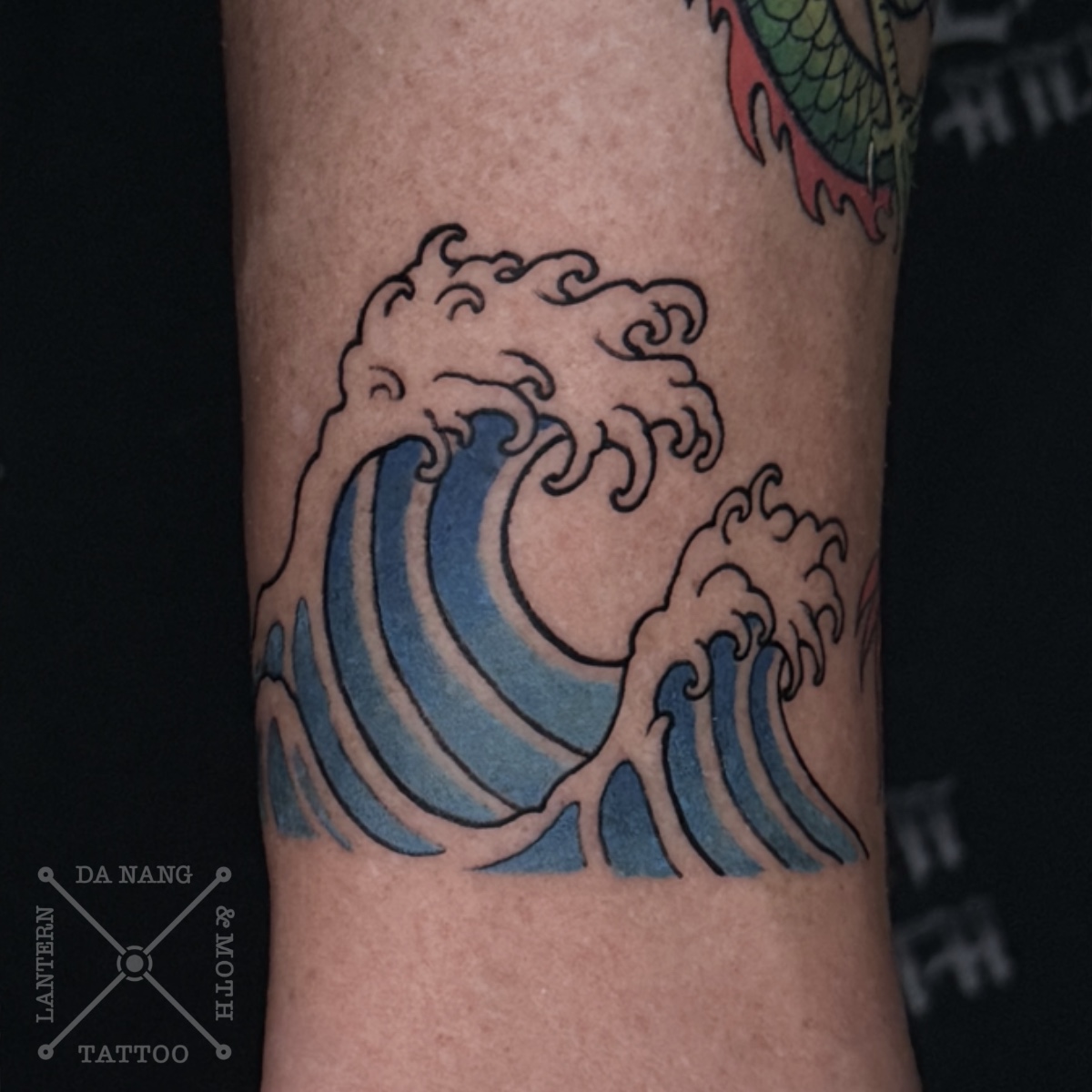 Wave-design-Da-Nang-tattoo-studio-Lantern-and-Moth