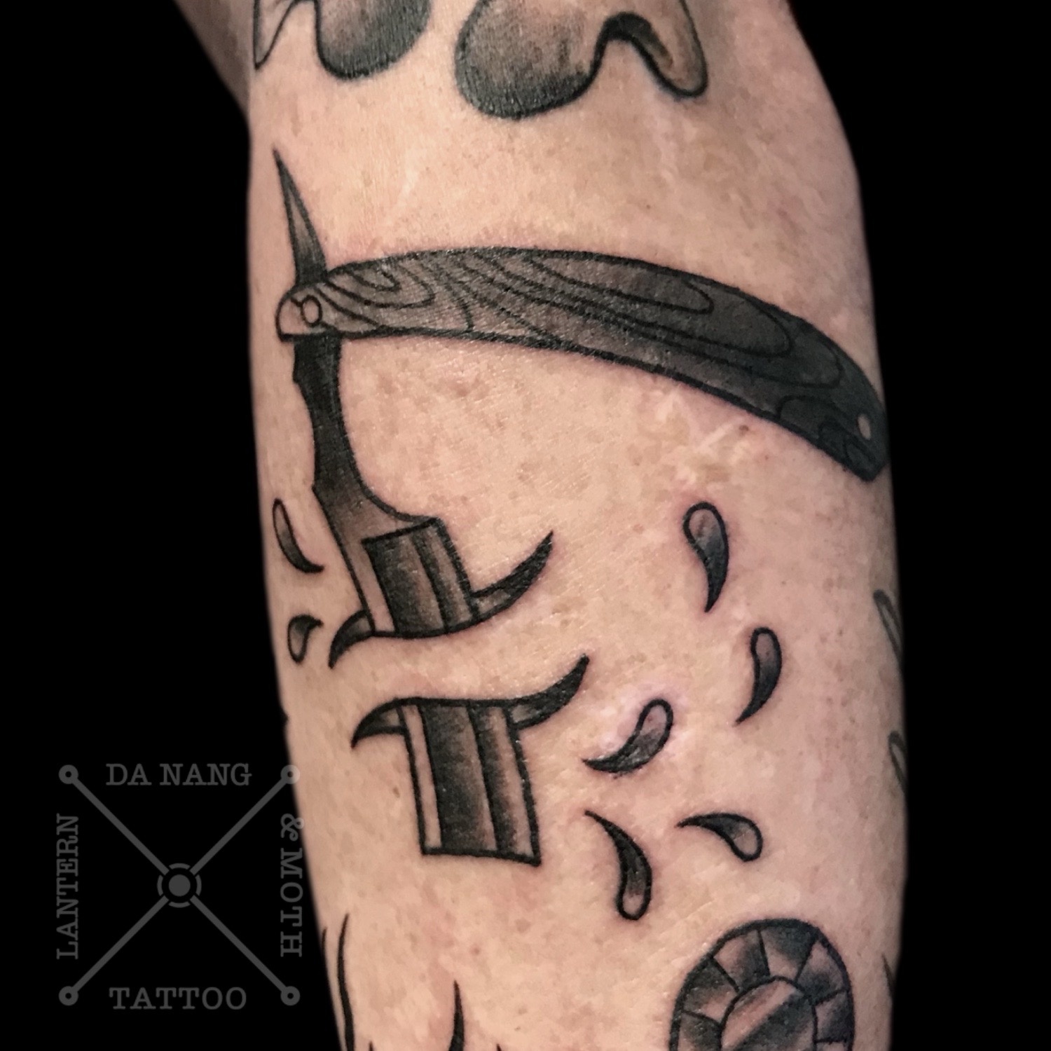 Trad cutthroat razor tattoo