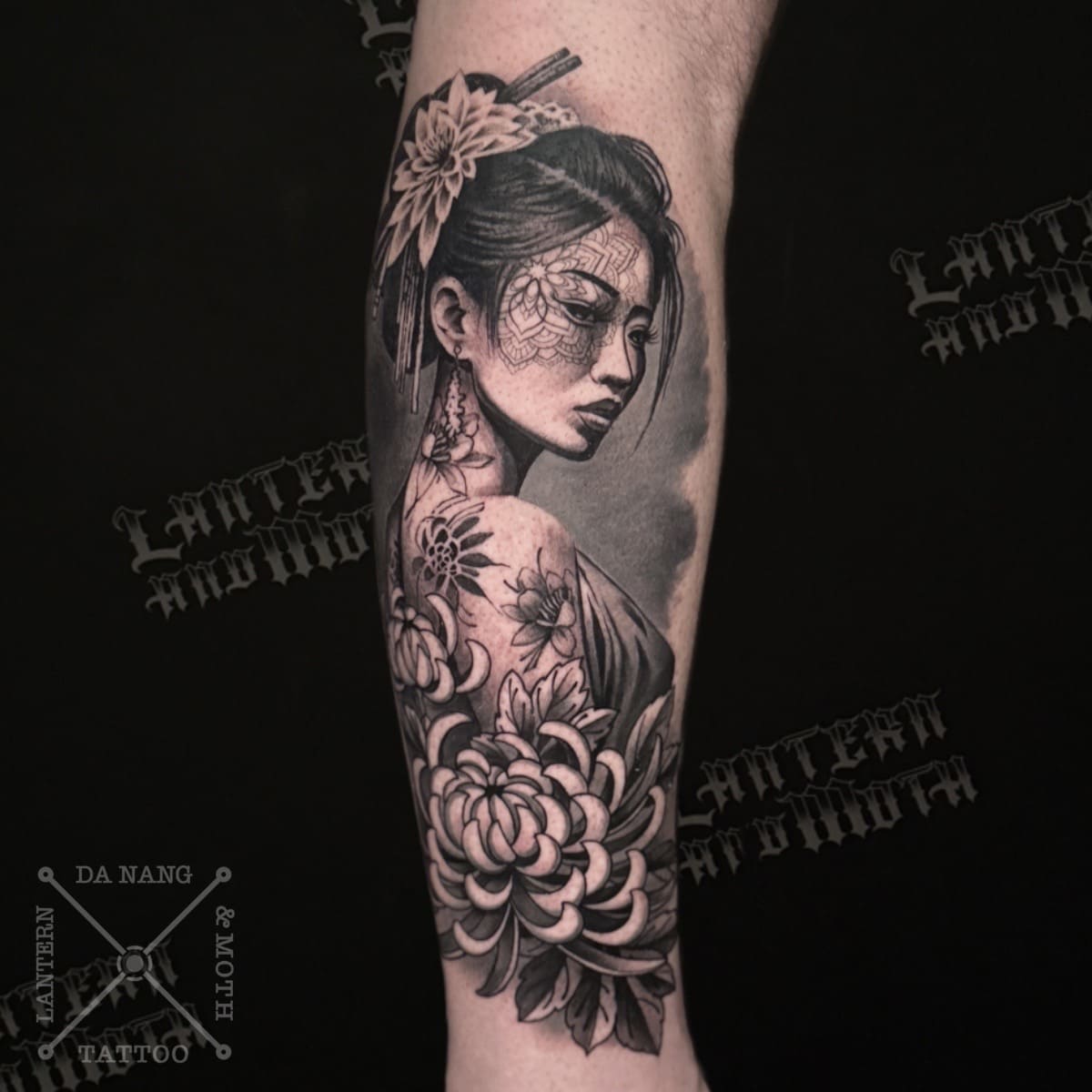 black-and-grey-geisha-design-danang-tattoo-studio-lantern-and-moth.