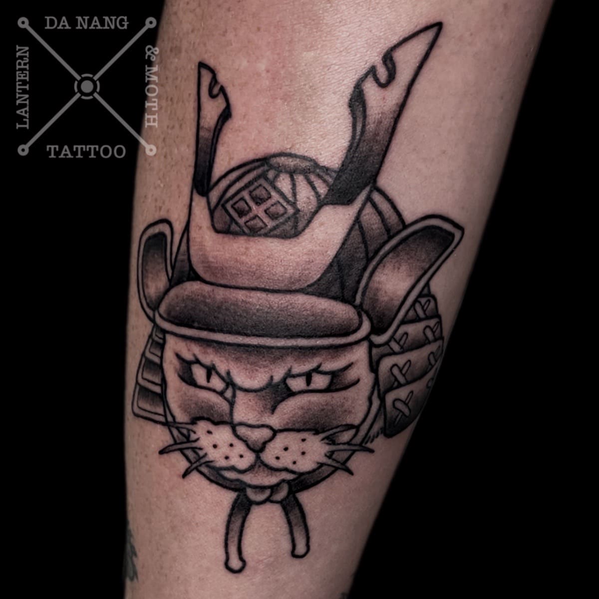 black-trad-samurai-cat-design-danang-tattoo-studio-lantern-and-moth.