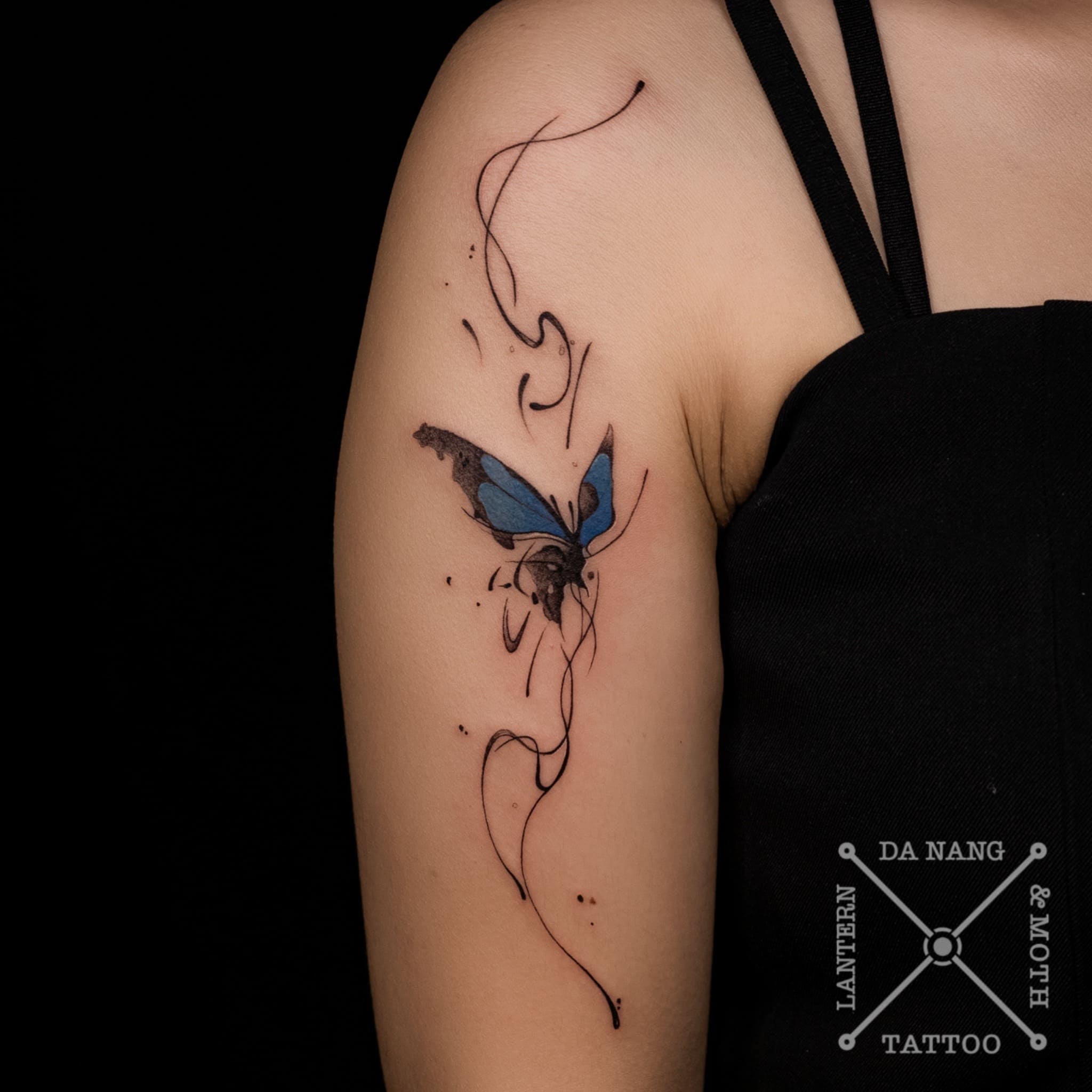 feminine-butterfly -design-danang-tattoo-shop-lantern-and-moth.