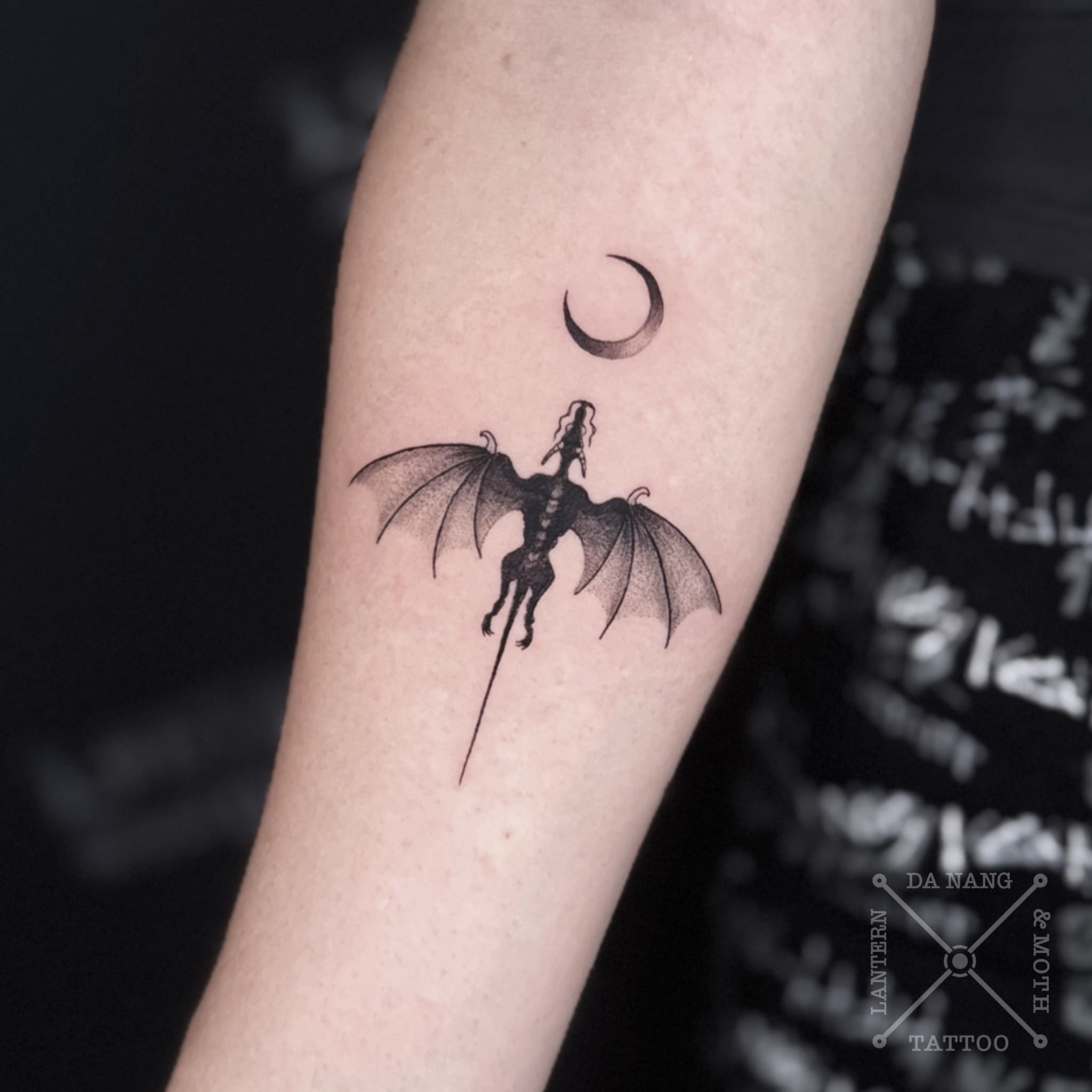 mini-dragon-design-danang-tattoo-shop-lantern-and-moth.
