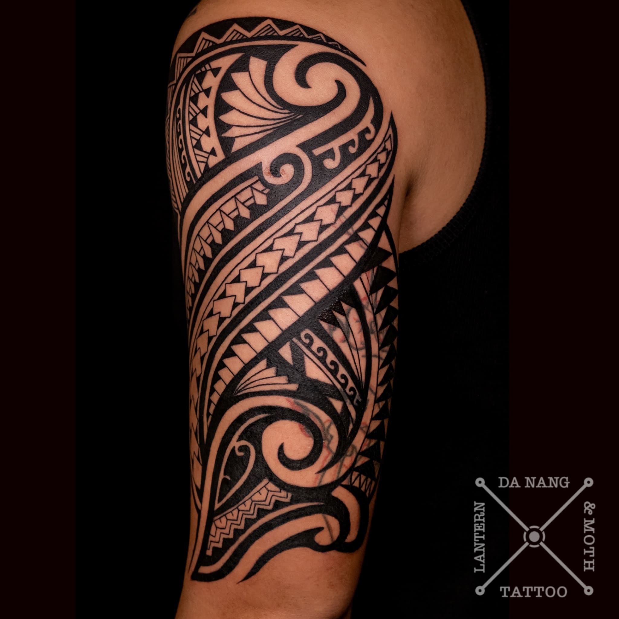 polynesian -design-da-nang-tattoo-studio-lantern-and-moth.