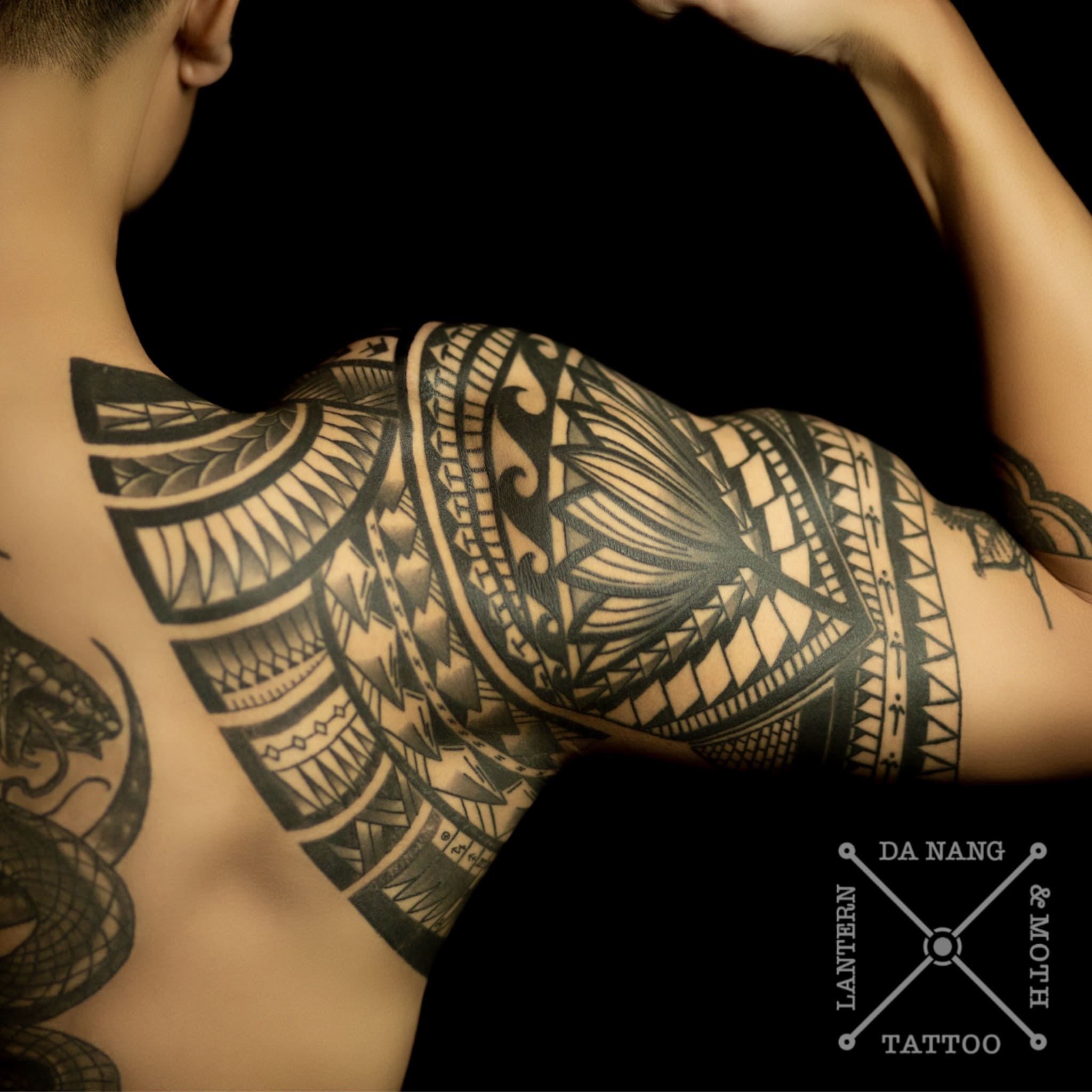 polynesian-style -design-danang-tattoo-shop-lantern-and-moth.