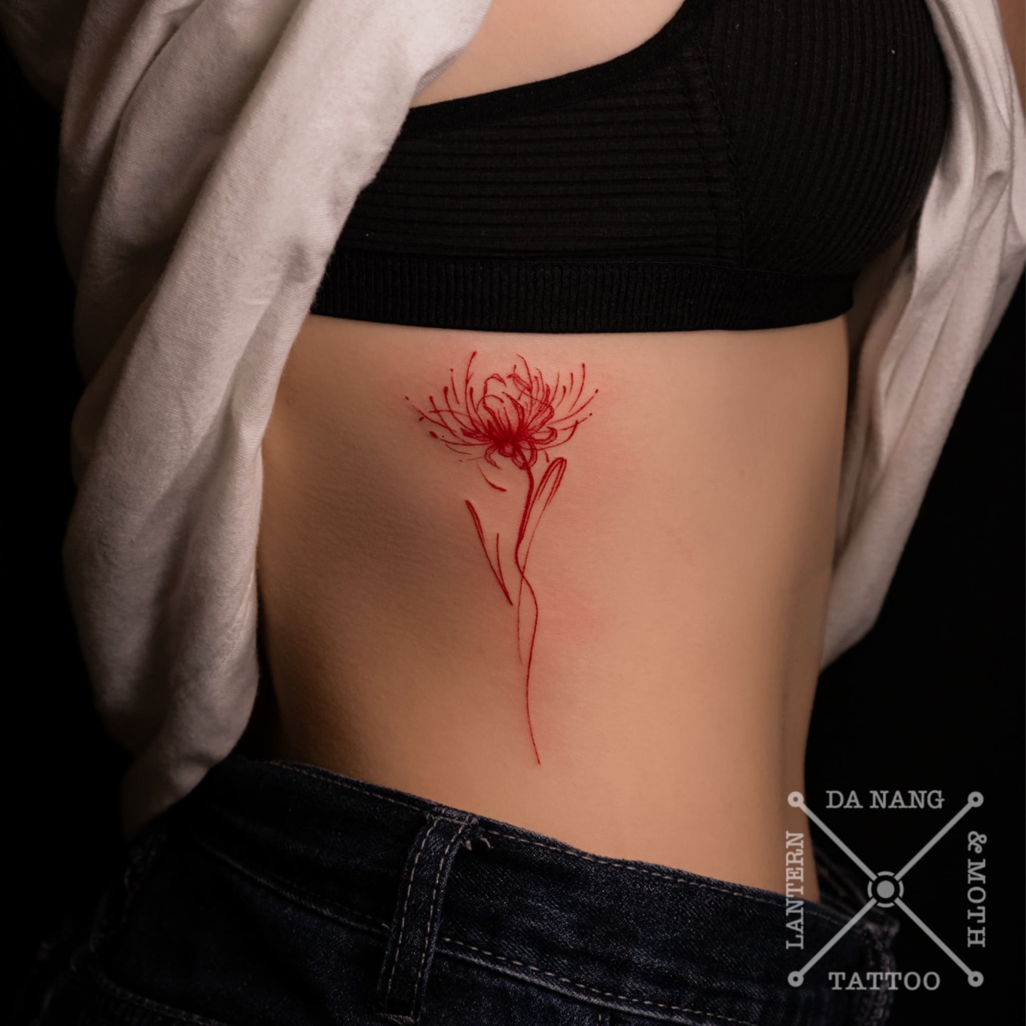 red-spider-lilly -design-da-nang-tattoo-studio-lantern-and-moth.