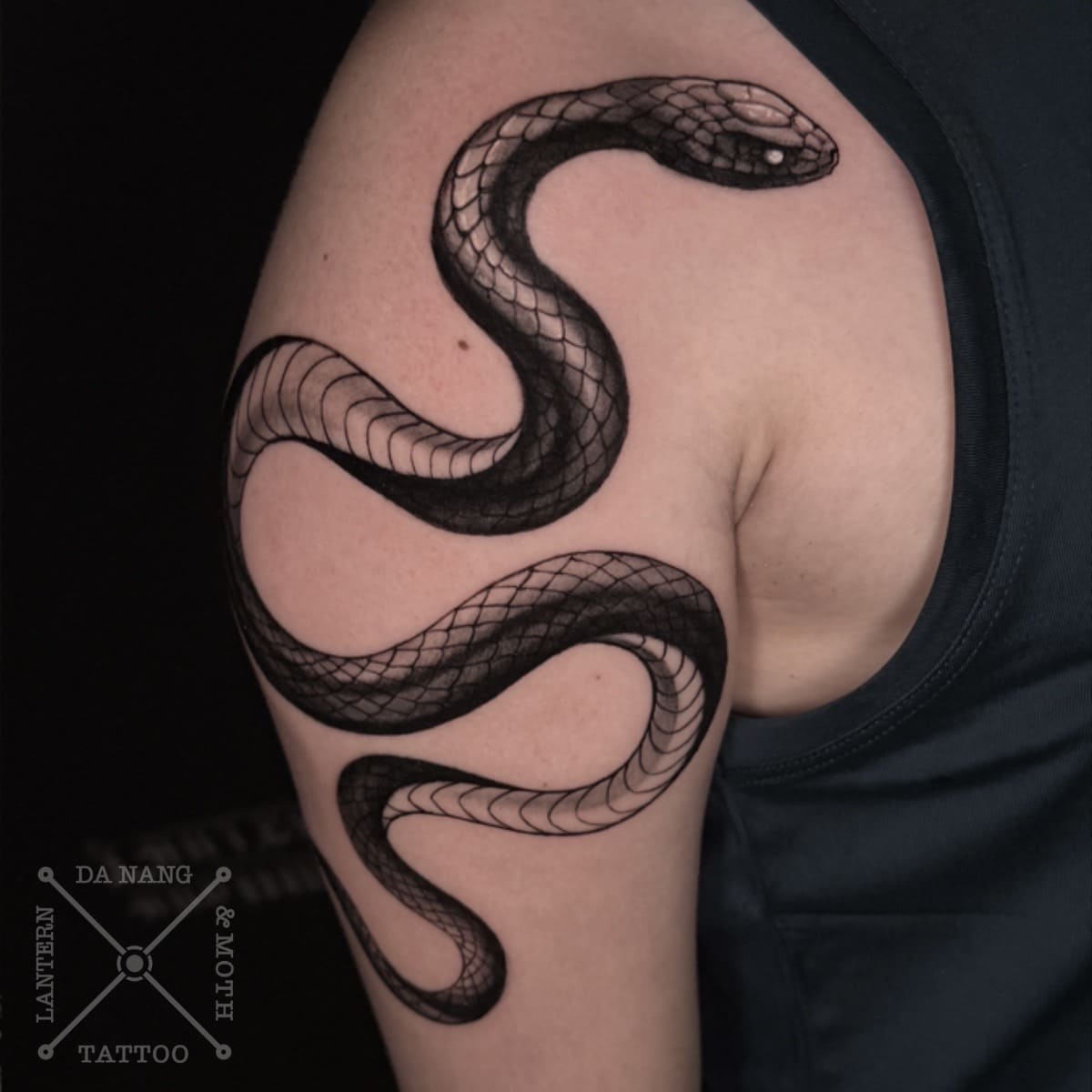 shoulder-snake-design-da-nang-tattoo-studio-lantern-and-moth.