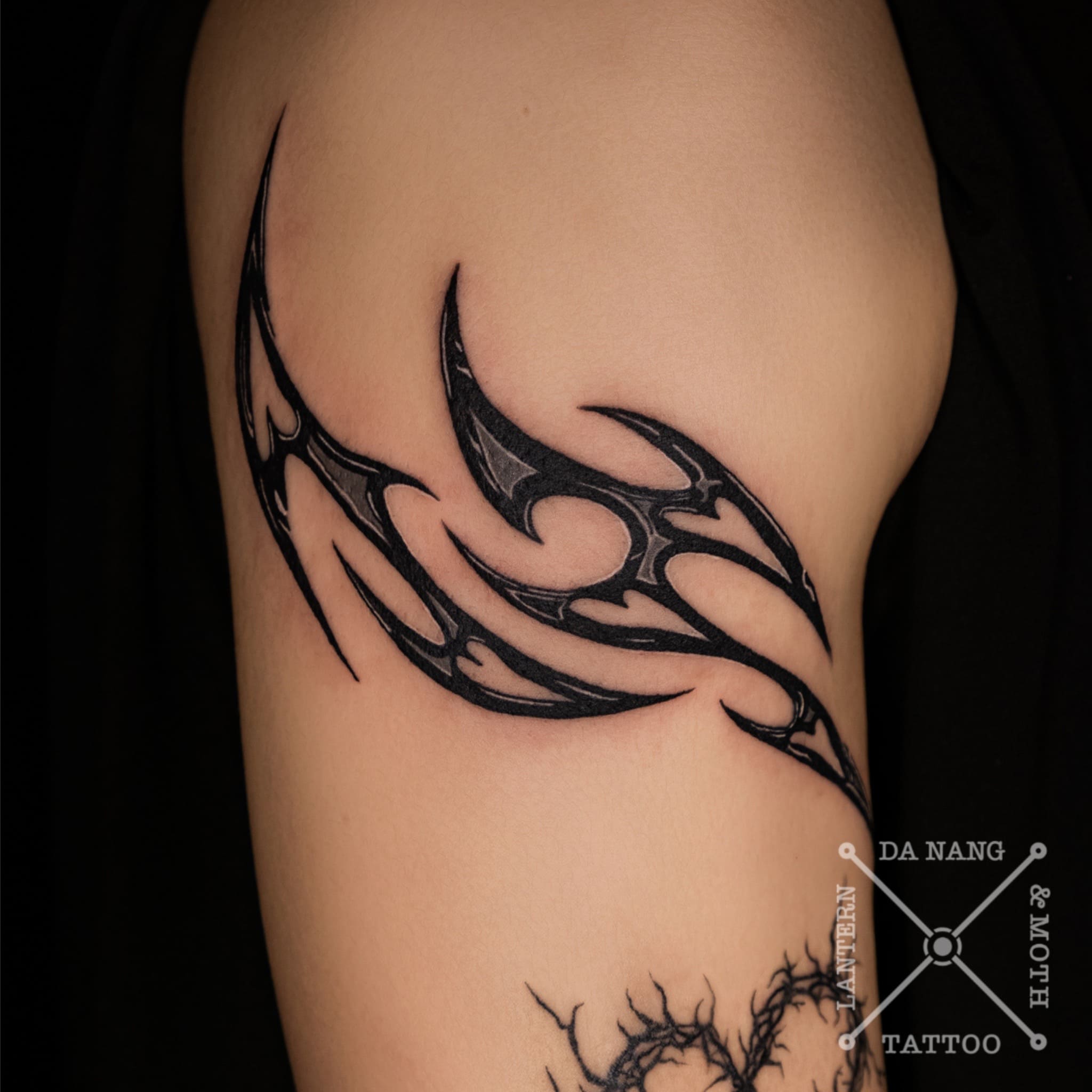 tribal -design-danang-tattoo-studio-lantern-and-moth.